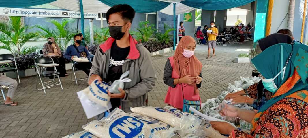 Vaksin Di UIN KHAS, Pulang Bawa Beras
